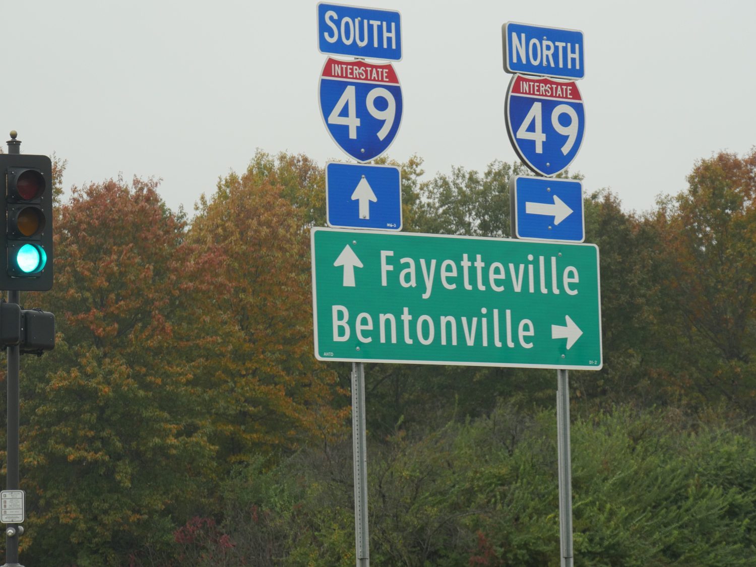 Segnaletica stradale e indicazioni per Fayetteville e Bentonville lungo l'Interstate 49 in Arkansas, Stati Uniti.