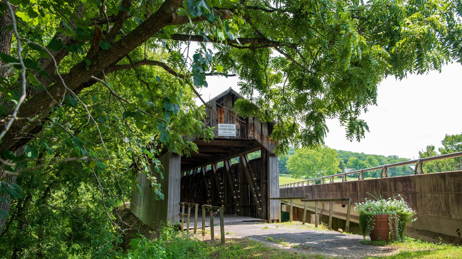 Il ponte n. 17-35-04 Ringos Mill Covered Bridge è un ponte coperto con travatura reticolare Kingpost che trasportava la KY Route 158 su Fox Creek nella contea di Fleming, Kentucky. 
