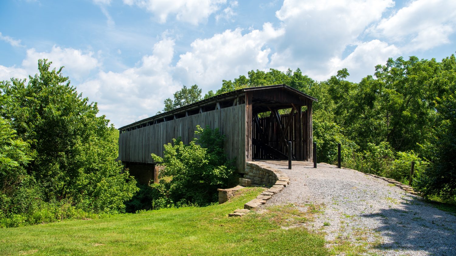 Ponte n. 17-101-01Il ponte coperto di Johnson Creek è l'unico esempio conosciuto del sistema a traliccio di Robert Smith nel Kentucky