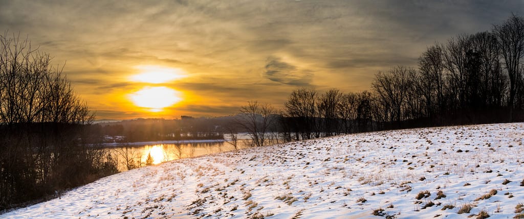 Paesaggio panoramico del lago Blue Marsh nella contea di Berks, Pennsylvania, in inverno con un campo coperto di neve in primo piano
