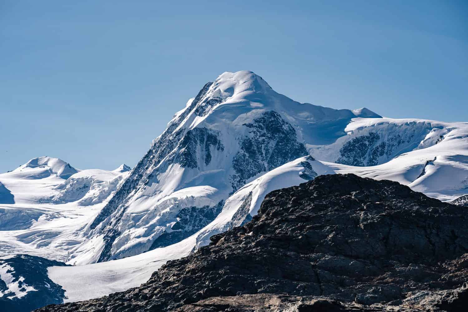 Il vertice di Liskamm, famosa vetta alpina sopra Zermatt, Svizzera.  Paesaggio alpino di montagna del Vallese.  Vetta coperta di neve e ghiaccio, ghiacciaio del Monte Rosa.