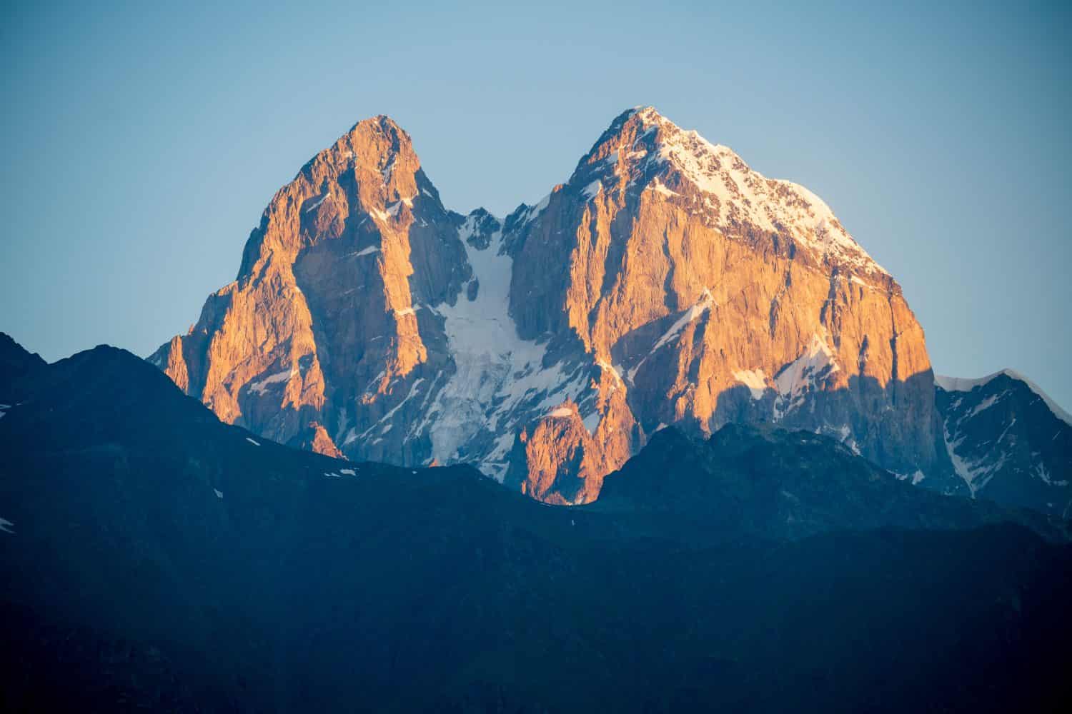 Picco di montagna innevato (Ushba) all'alba.