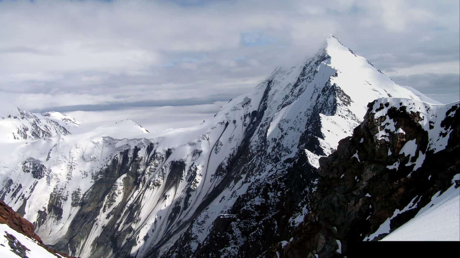 Caucaso, Ossezia.  Gola del Genaldon.  Monte Dzhimara da nord.