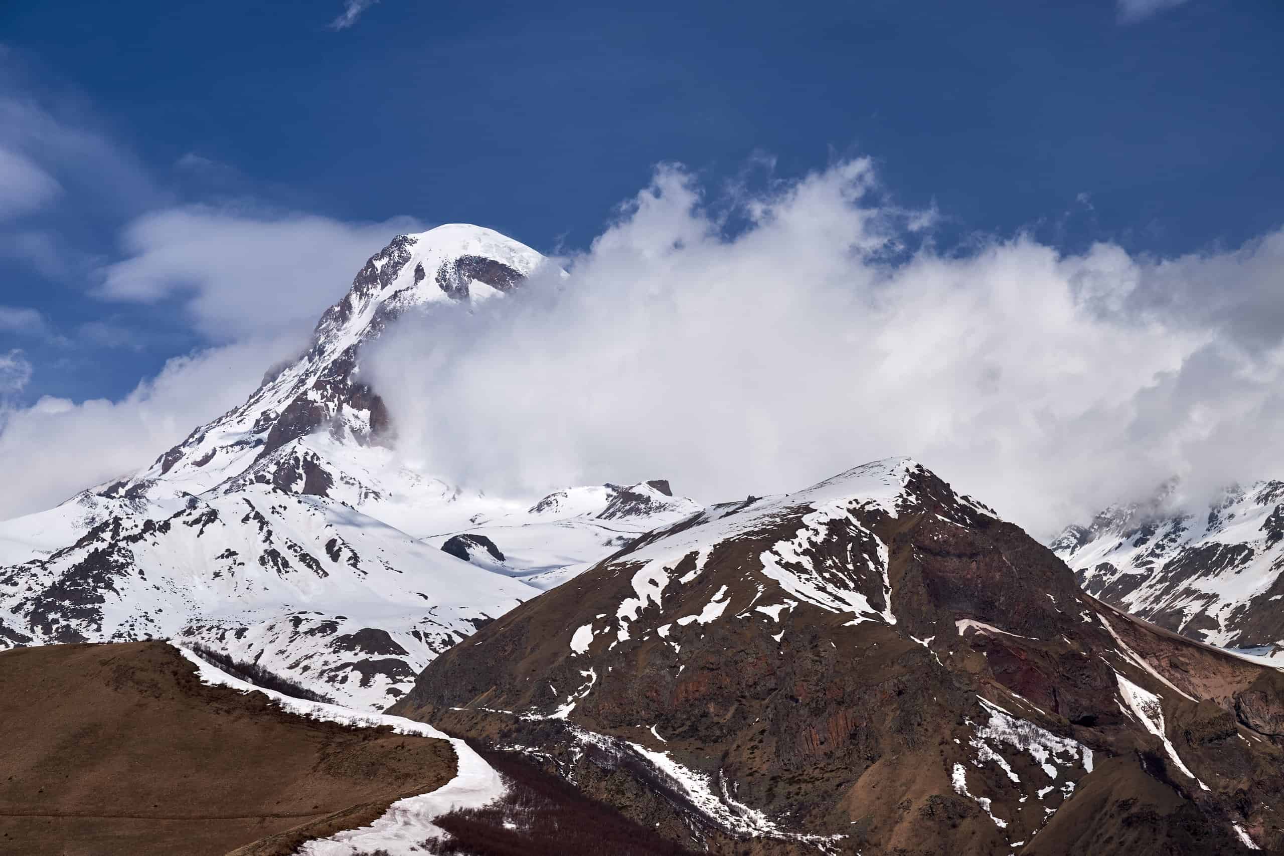 Montagna Kazbek tra le nuvole