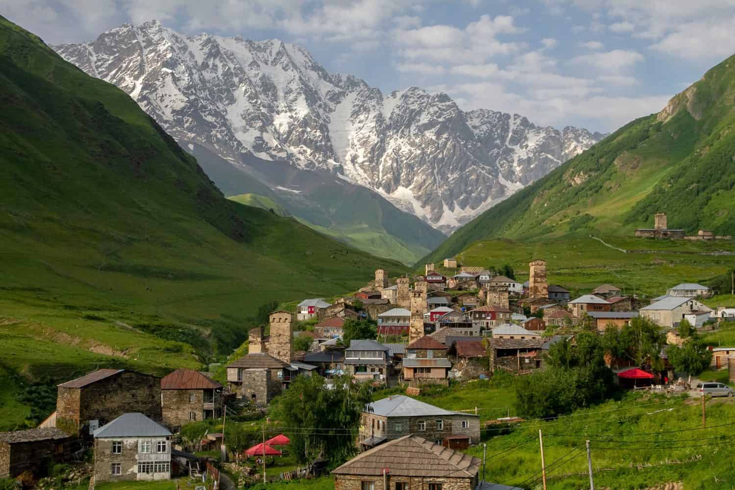 Vista del villaggio alpino di Ushguli sullo sfondo del monte Shkhara, Georgia, Svaneti