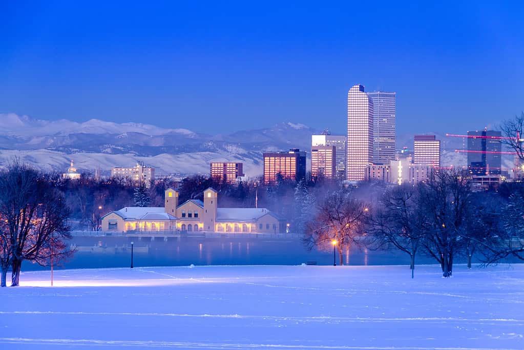 Denver Colorado Skyline nella neve nel febbraio 2013