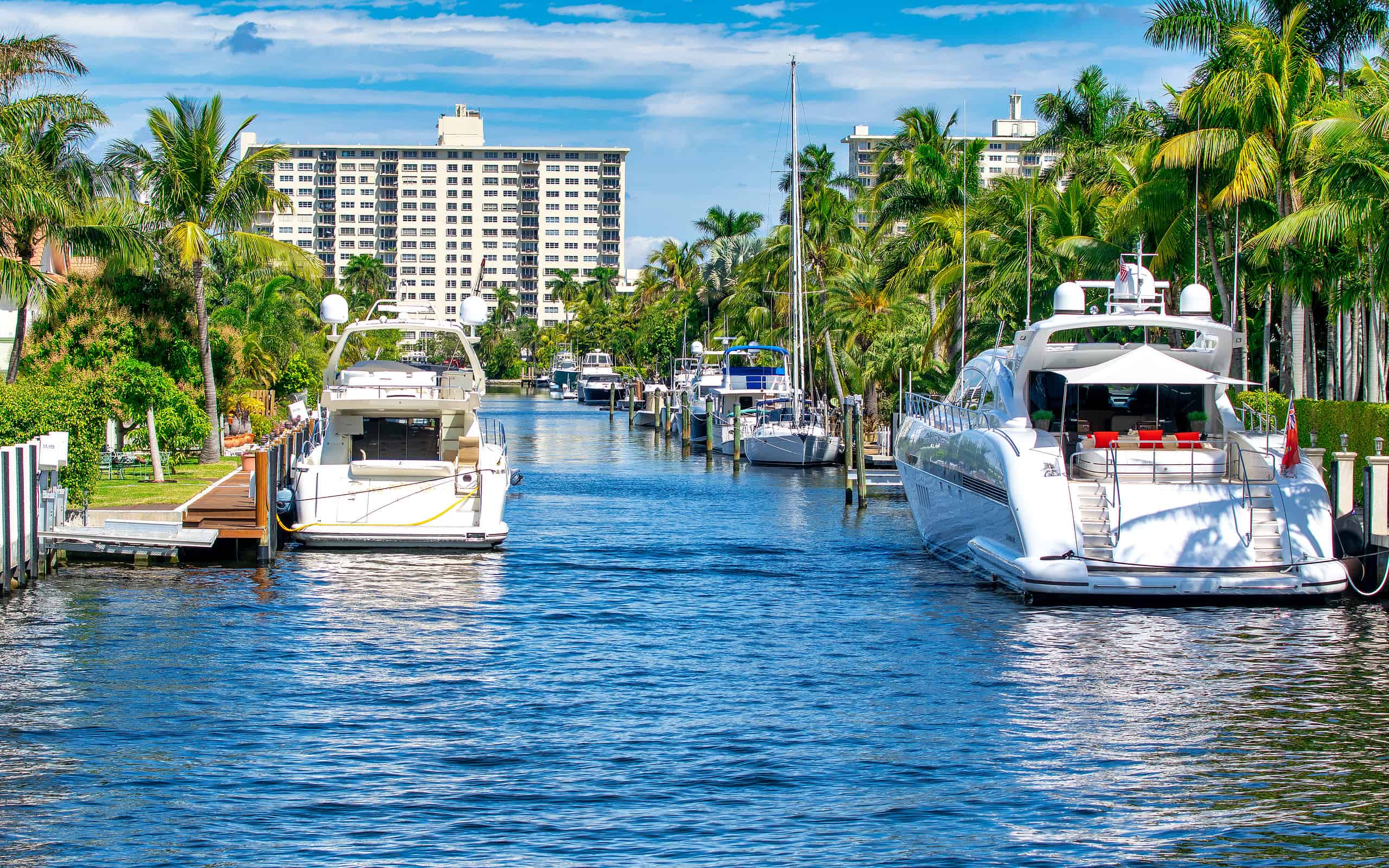 Barche lungo i canali di Fort Lauderdale in una giornata di sole, Florida.