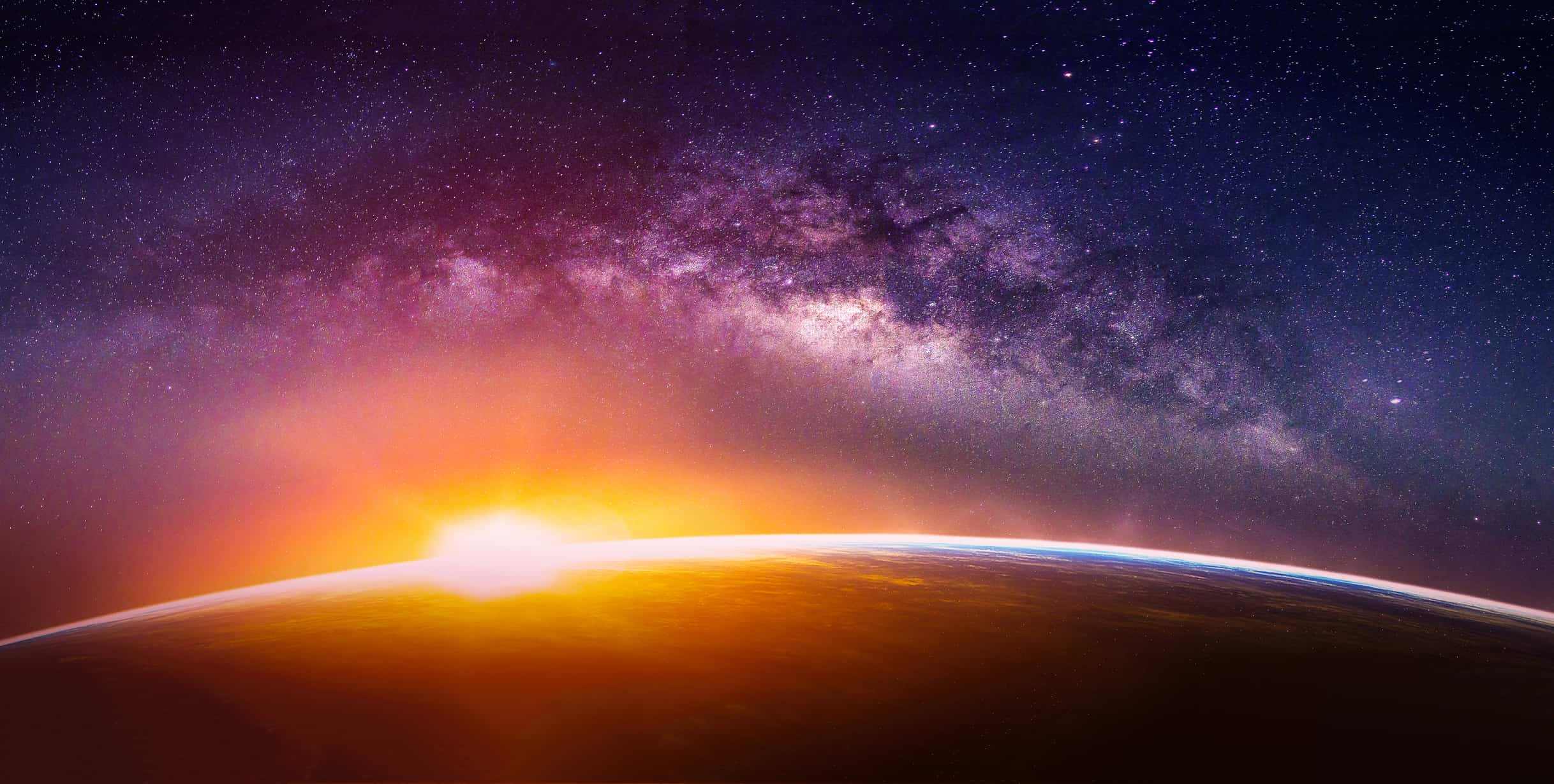 Paesaggio con la Via Lattea.  Vista dell'alba e della Terra dallo spazio con la Via Lattea.  (Elementi di questa immagine forniti dalla NASA) Orizzonte