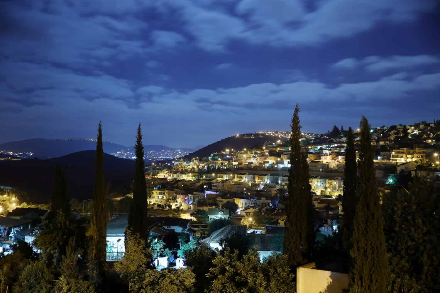 Panorama di Karmiel.  Città in montagna.  Edifici residenziali in alta montagna.  Israele.