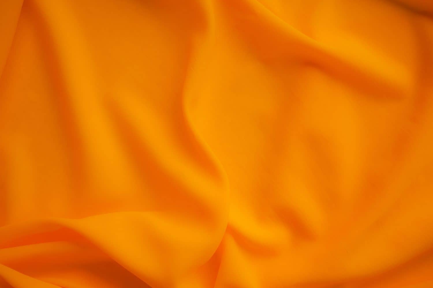 Sfondo di stoffa arancione, trama di tessuto con motivi di colore oro, sfondo di lusso con sfumature di seta, materiale per banner in tessuto giallo chiaro, motivo a onde tropicali estive in raso, modello di poster di design astratto di moda