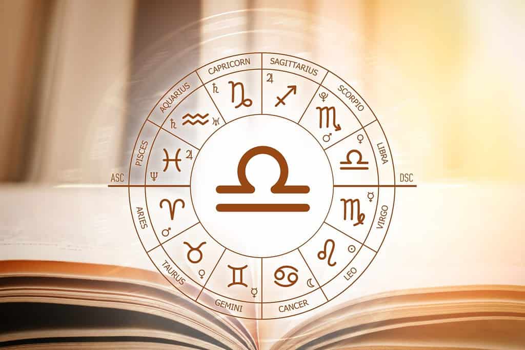 Cerchio zodiacale sullo sfondo di un libro aperto con il segno della bilancia.  Previsioni astrologiche per i segni dello zodiaco.  Caratteristiche del segno bilancia.  Astrologia, esoterismo, scienza segreta