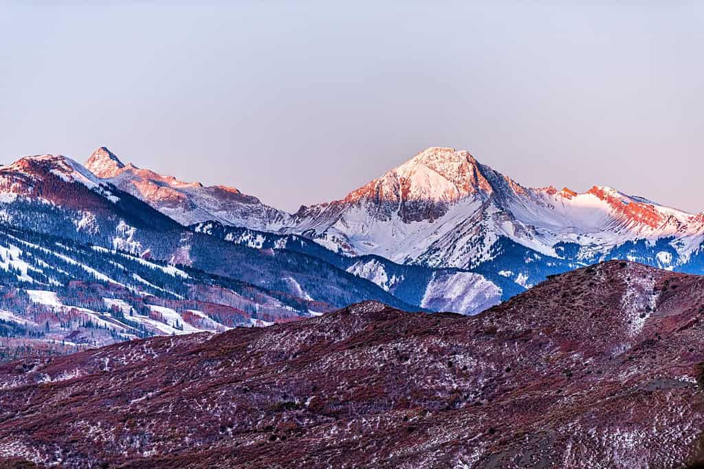 Aspen, Colorado, colorato blu, alba, luce del sole sul Campidoglio e sul Monte Daly Snowmass, picco di montagna, cresta, silhouette, in autunno, stagione autunnale