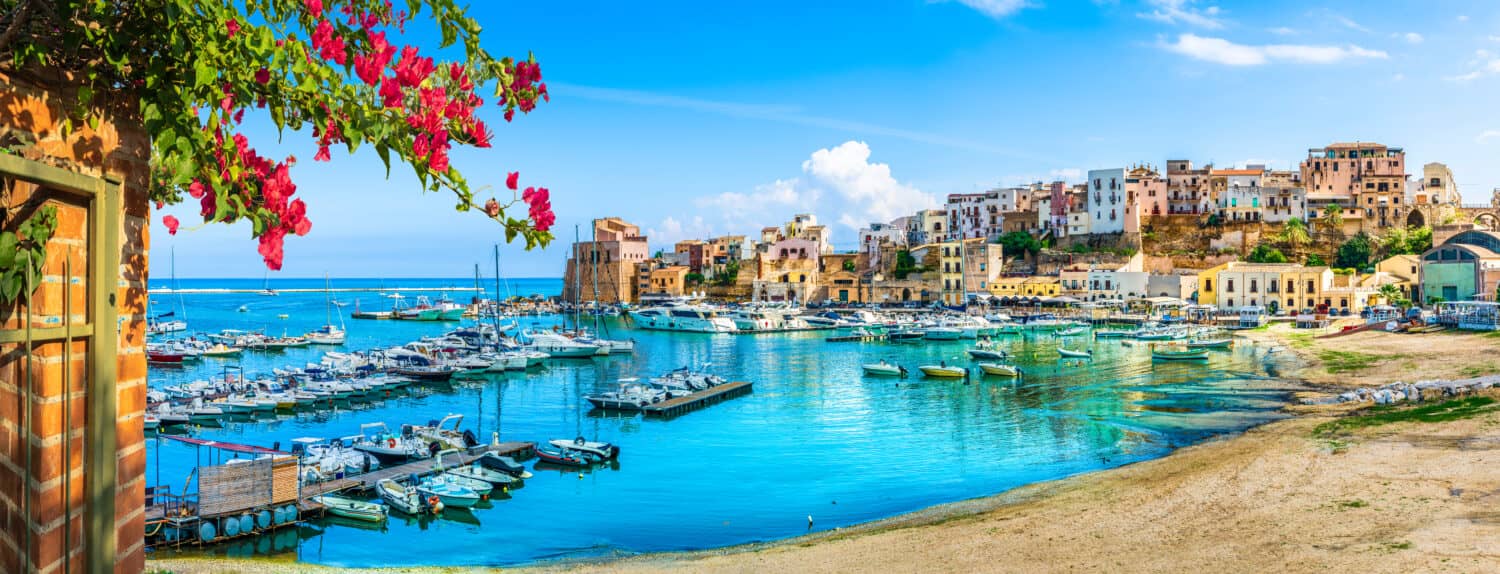 Porto siciliano di Castellammare del Golfo, meraviglioso villaggio costiero dell'isola di Sicilia, provincia di Trapani, Italia