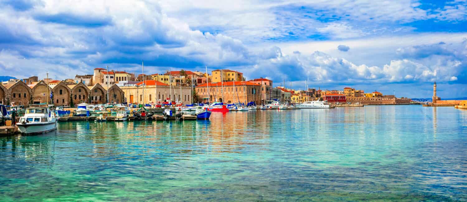 Pittoresco vecchio porto di Chania.  Punti di riferimento dell'isola di Creta.  Grecia