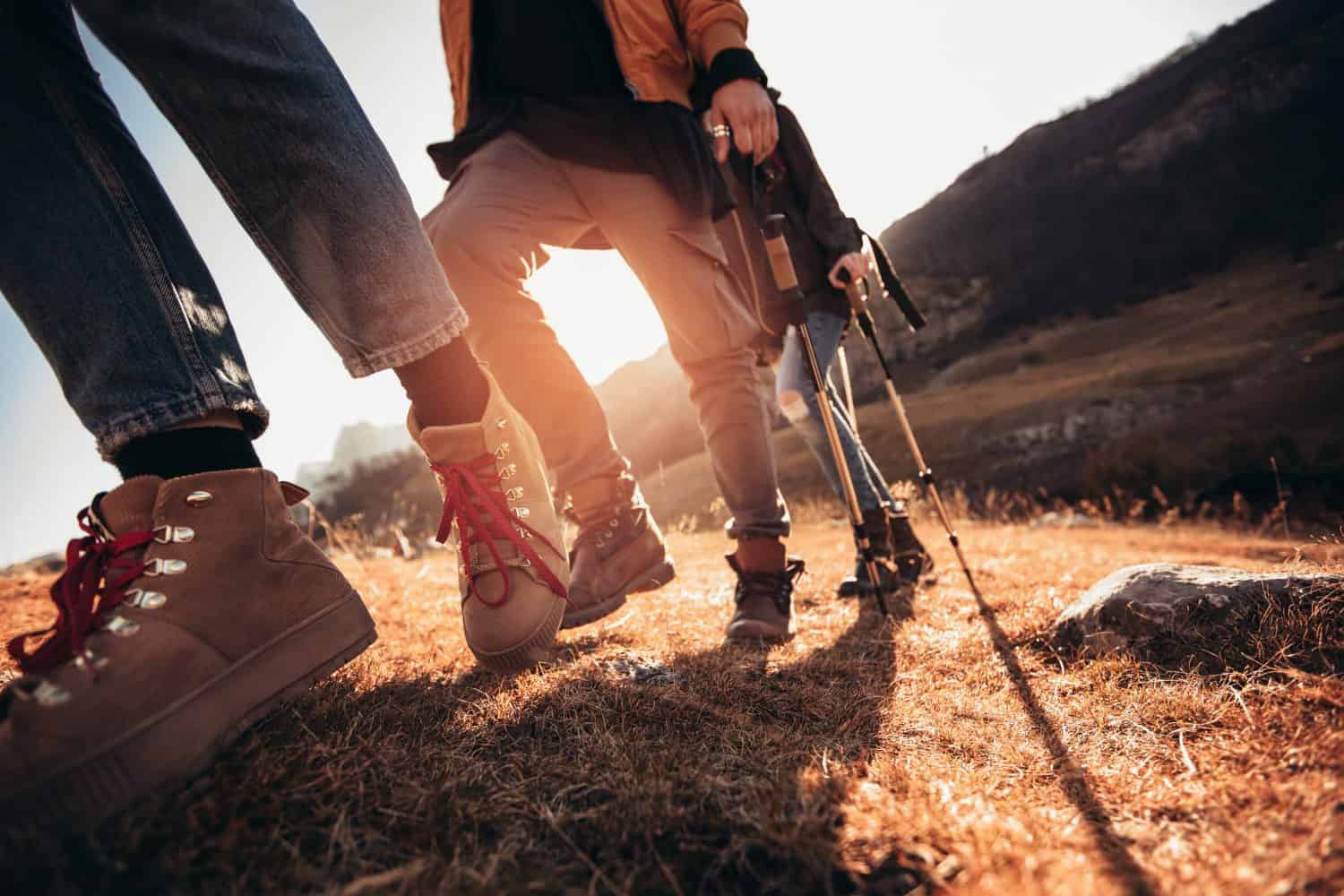 Escursionismo uomo e donna con scarponi da trekking sul sentiero