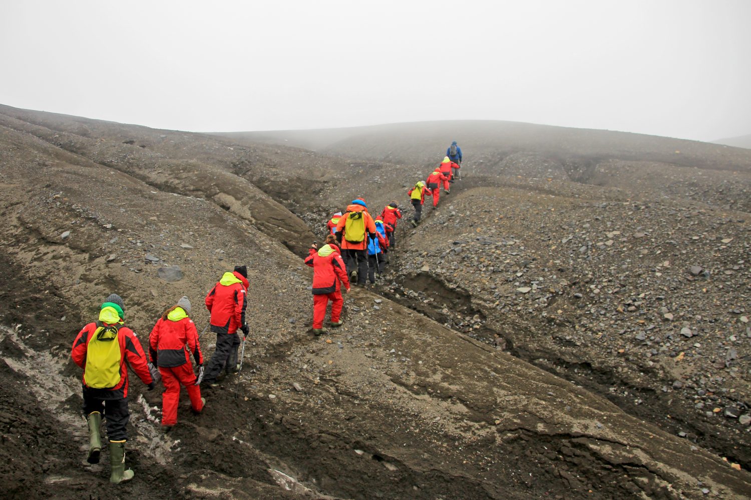Gruppo di persone che fanno un'escursione all'Isola Deception, Penisola Antartica, Antartide