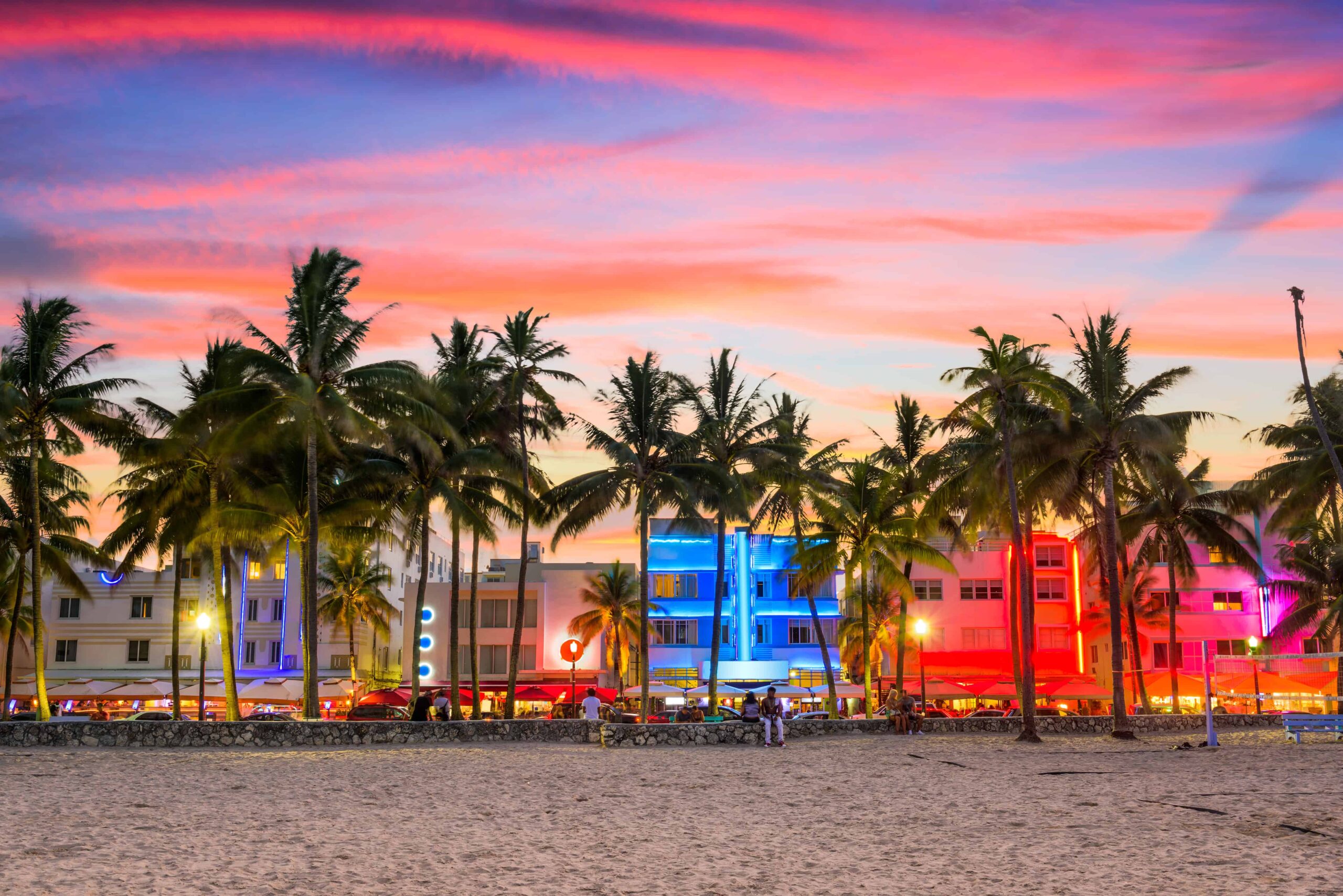 Miami Beach, Florida, Stati Uniti d'America su Ocean Drive al tramonto.