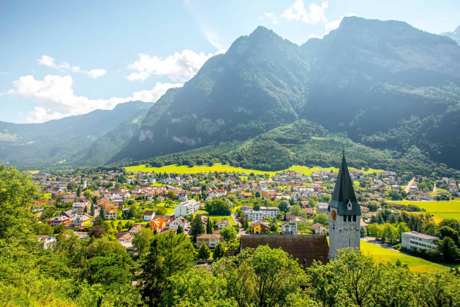 Vista panoramica sul villaggio di Balzers con la chiesa di San Nicola nel Liechtenstein