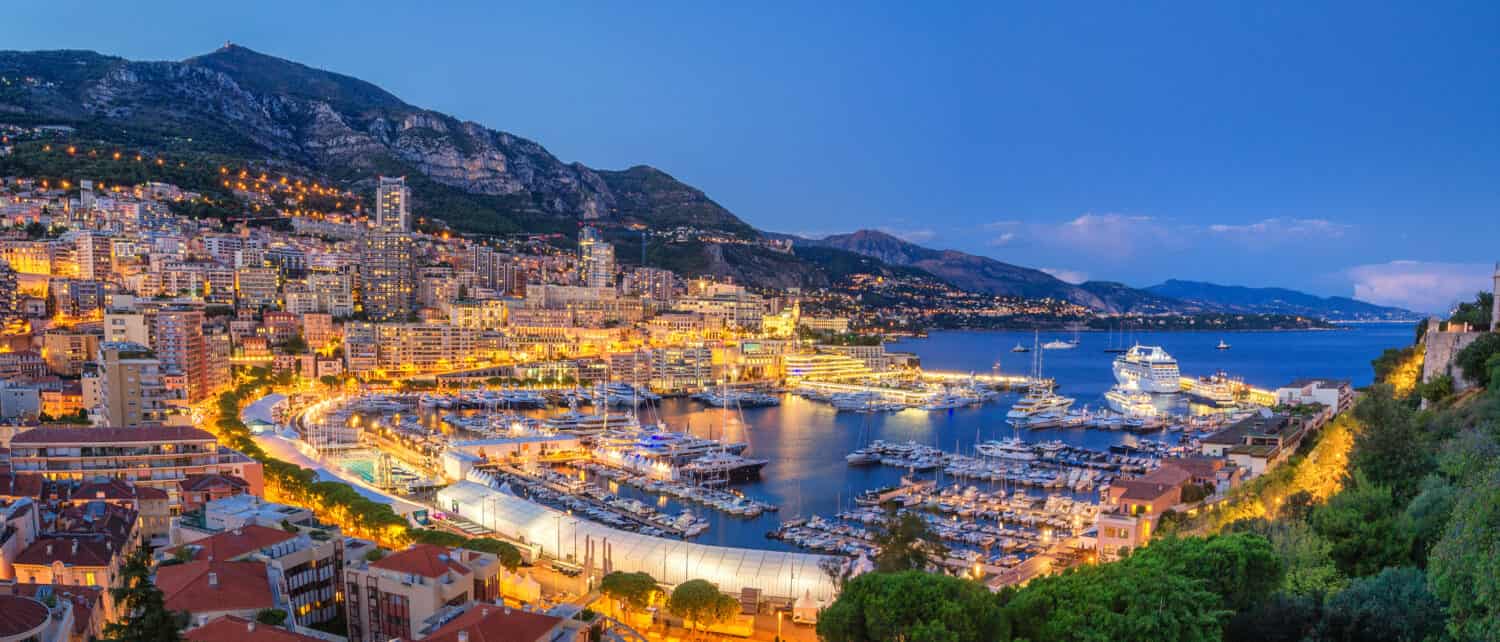 Vista serale del porto di Monaco