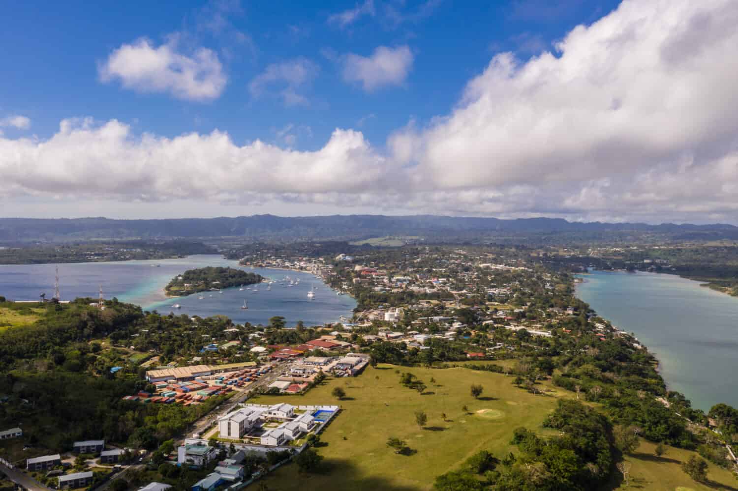 Veduta aerea della città di Port Vila e della baia con l'isola turistica di Iririki nella capitale di Vanuatu nel Pacifico.