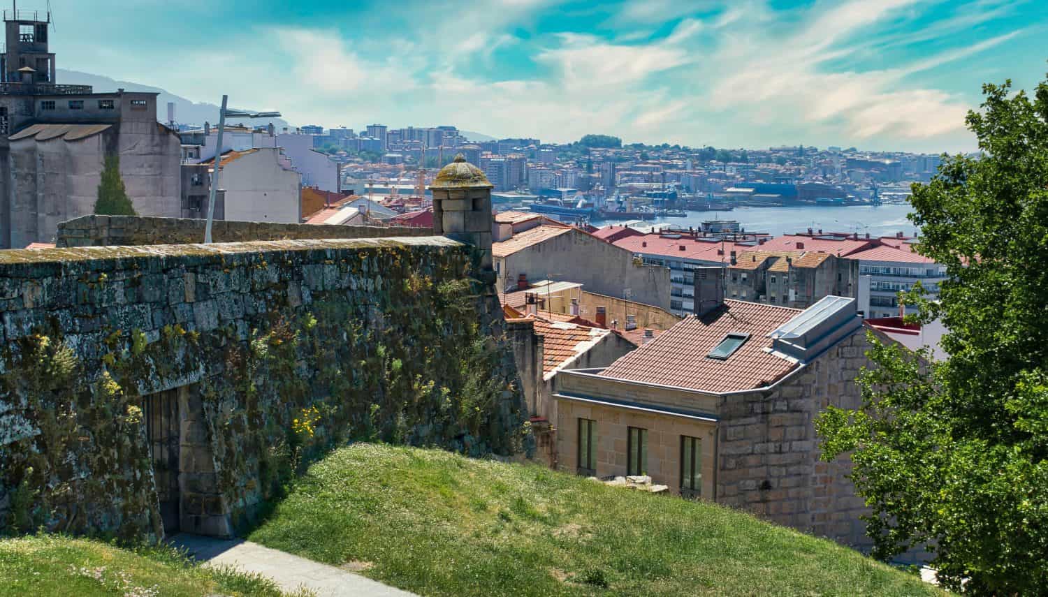 Un posto di guardia nella vecchia fortezza di San Sebastian sopra la città di Vigo, Spagna