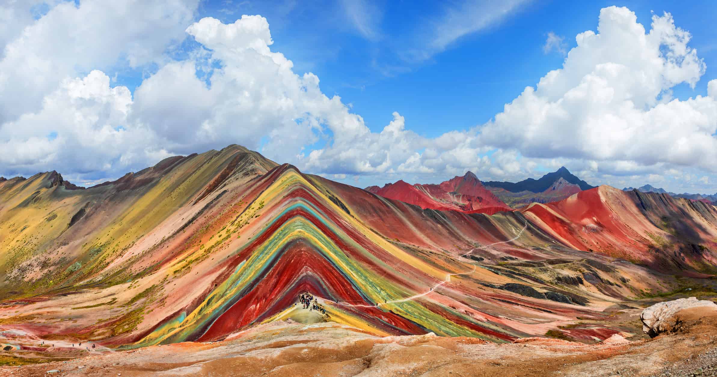 Turisti non identificati che camminano sulla Rainbow Mountain, Perù.