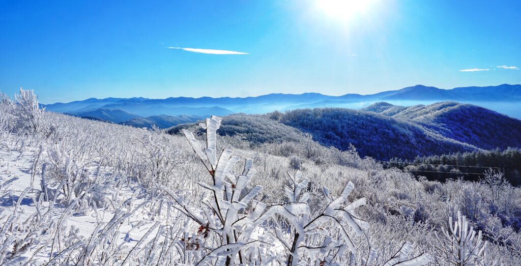 Montagne Blue Ridge nella neve.  Vista spettacolare a Max Patch, North Carolina e Tennessee.  Asheville.  Grandi Montagne Fumose.  Sentieri degli Appalachi.