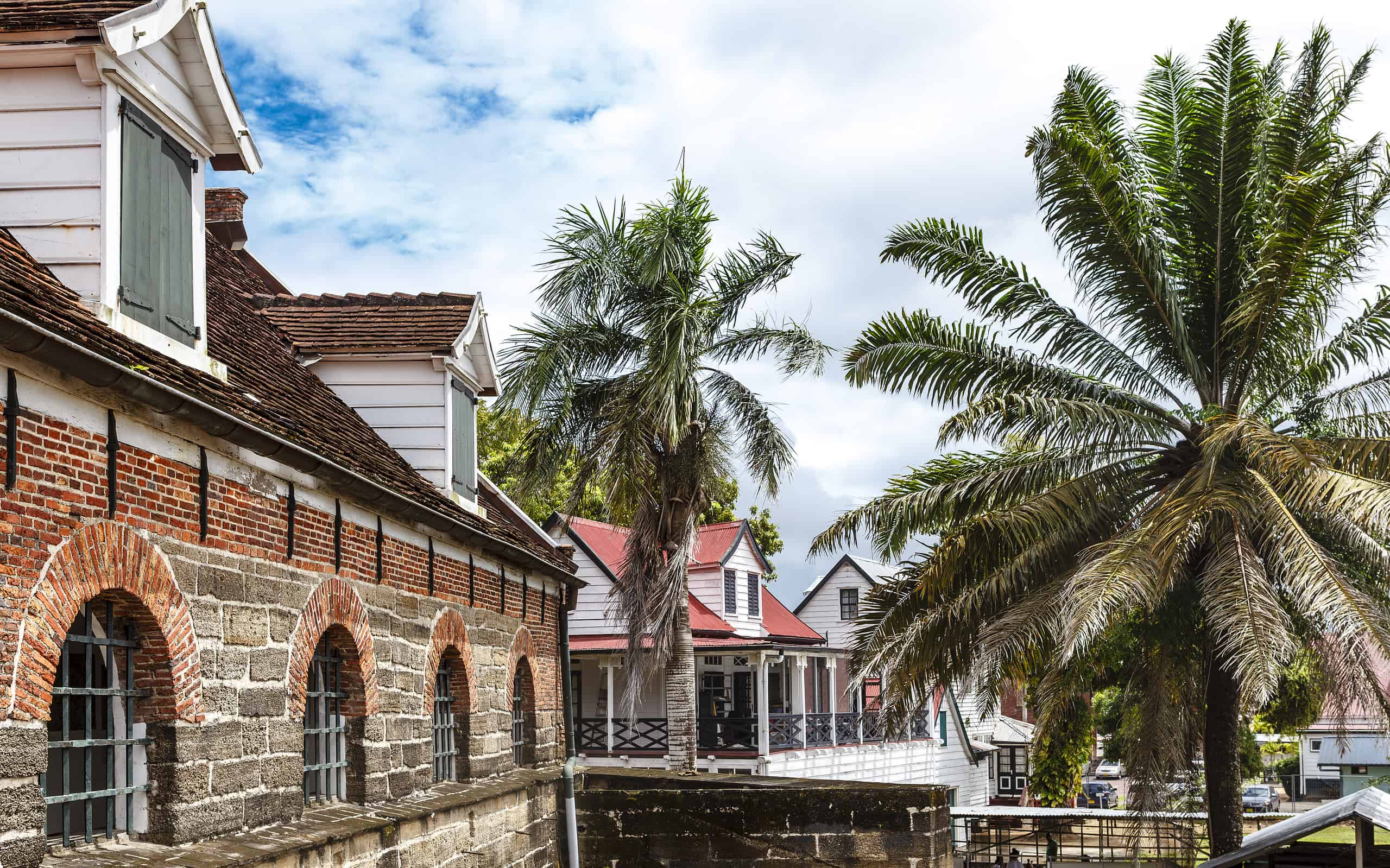 Esterno di Fort Zeelandia e case coloniali a Paramaribo, Suriname, Sud America
