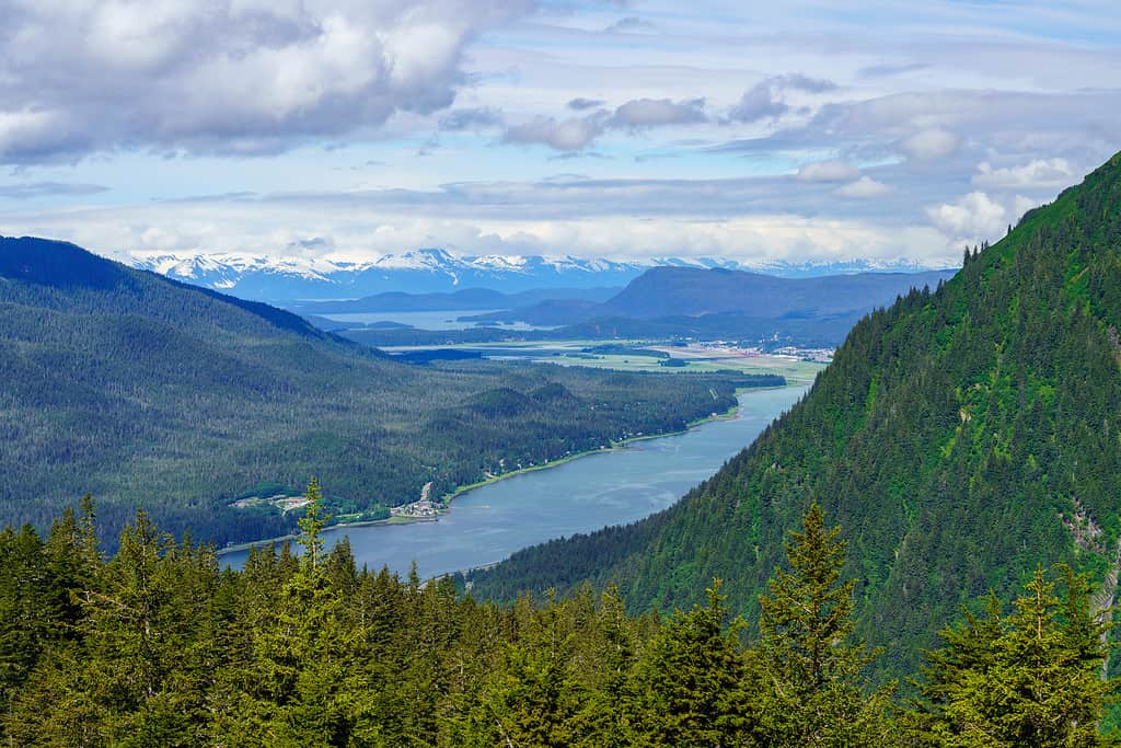 Vista dal Monte Roberts fino all'aeroporto di Juneau Alaska