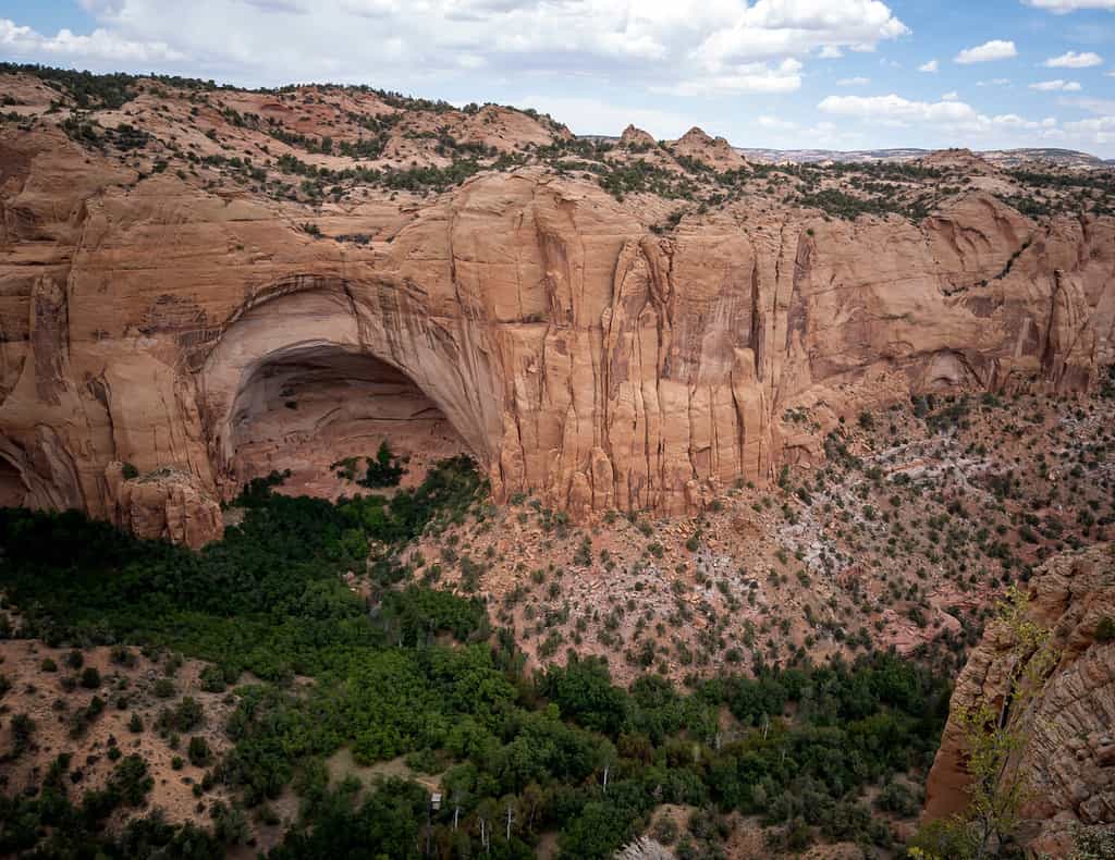 Antica dimora sulla scogliera e meravigliosi canyon presso il Navajo National Monument fuori Kayenta, Arizona