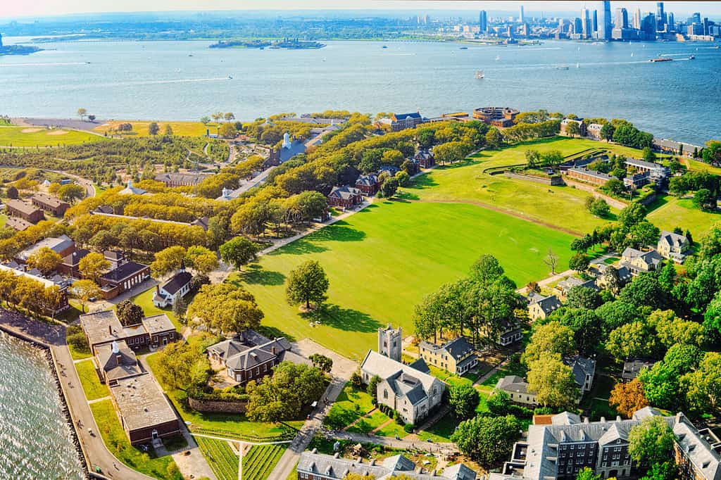 Monumento nazionale di Governors Island vicino a New York e Manhattan da una vista a volo d'uccello.