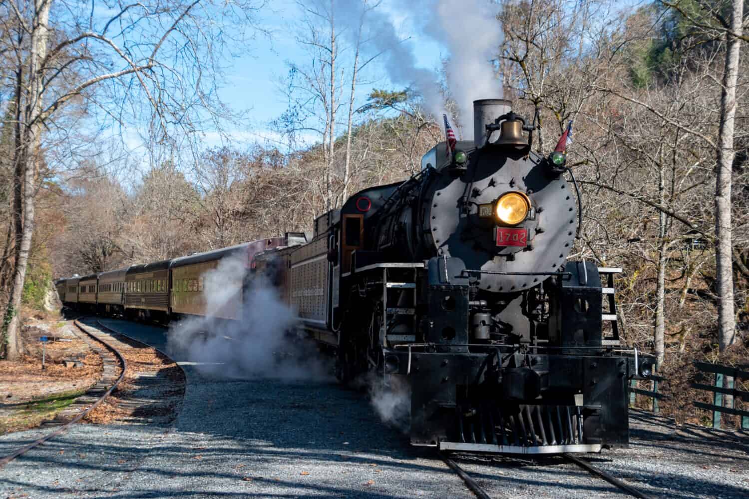 Una locomotiva a vapore sui binari del treno nelle Great Smoky Mountains