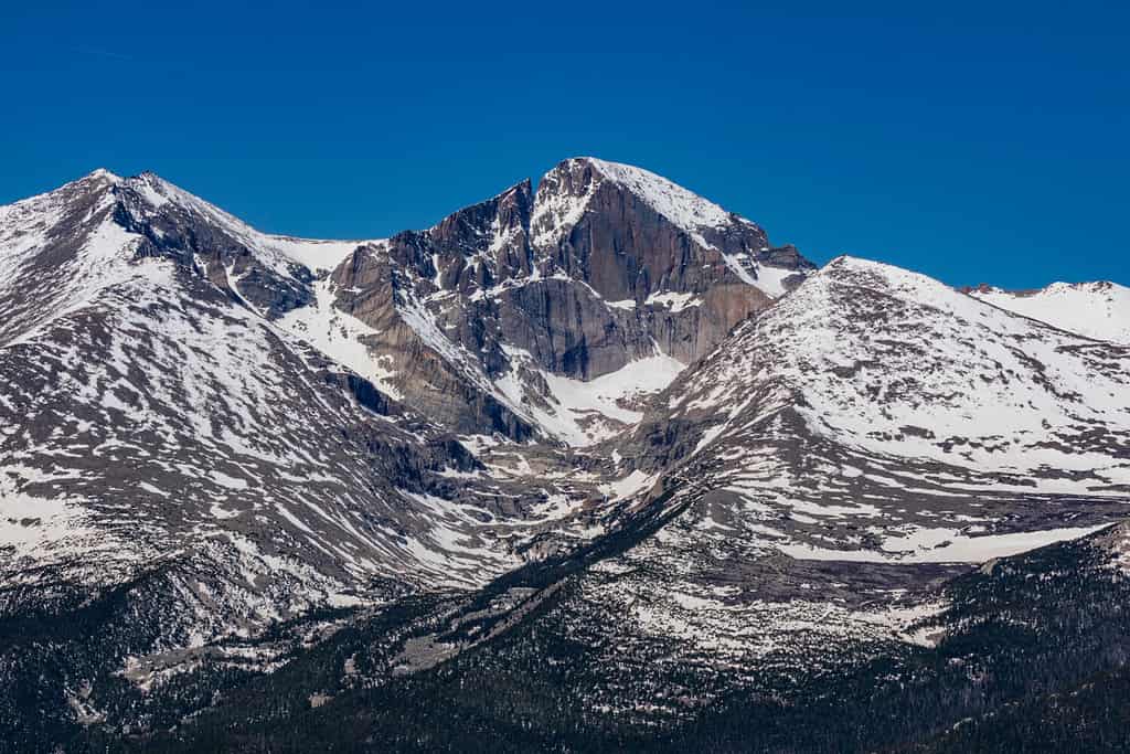 Vista innevata del Longs Peak in Colorado