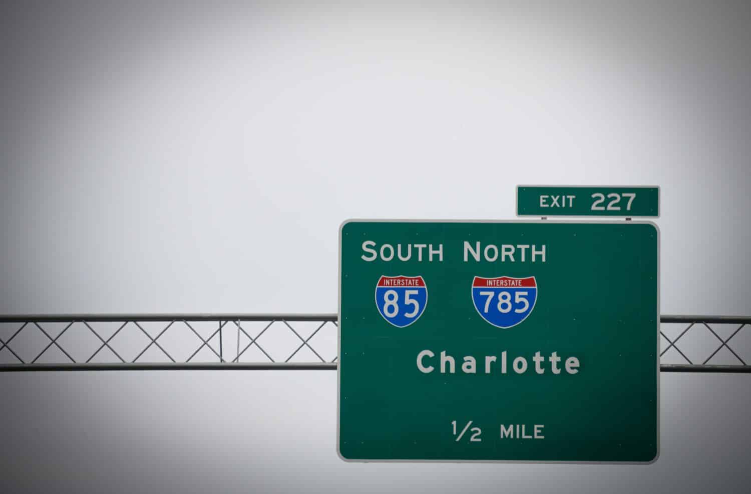 Un cartello dell'autostrada interstatale conduce gli automobilisti a Charlotte, Carolina del Nord, Stati Uniti.