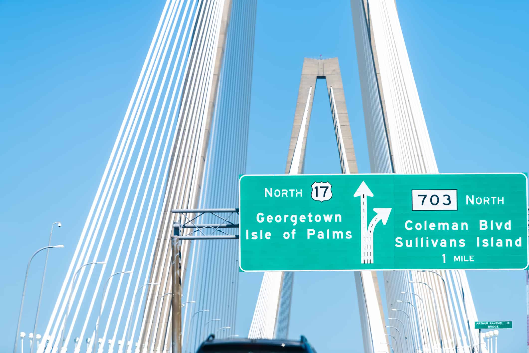 Ponte ad archi triangolari strallati sul fiume Arthur Ravenel Jr. Cooper a Charleston, Carolina del Sud con auto sulla strada 17 con auto stradali
