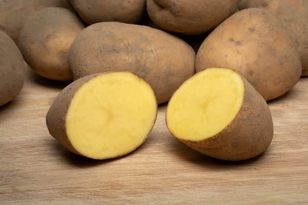 4. Mescolare il bicarbonato di sodio con i cubetti di patate