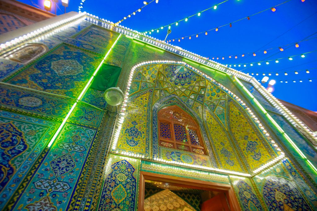 La Tomba dell'Imam Ali presso la Moschea dell'Imam Ali è un importante luogo di pellegrinaggio sciita. 