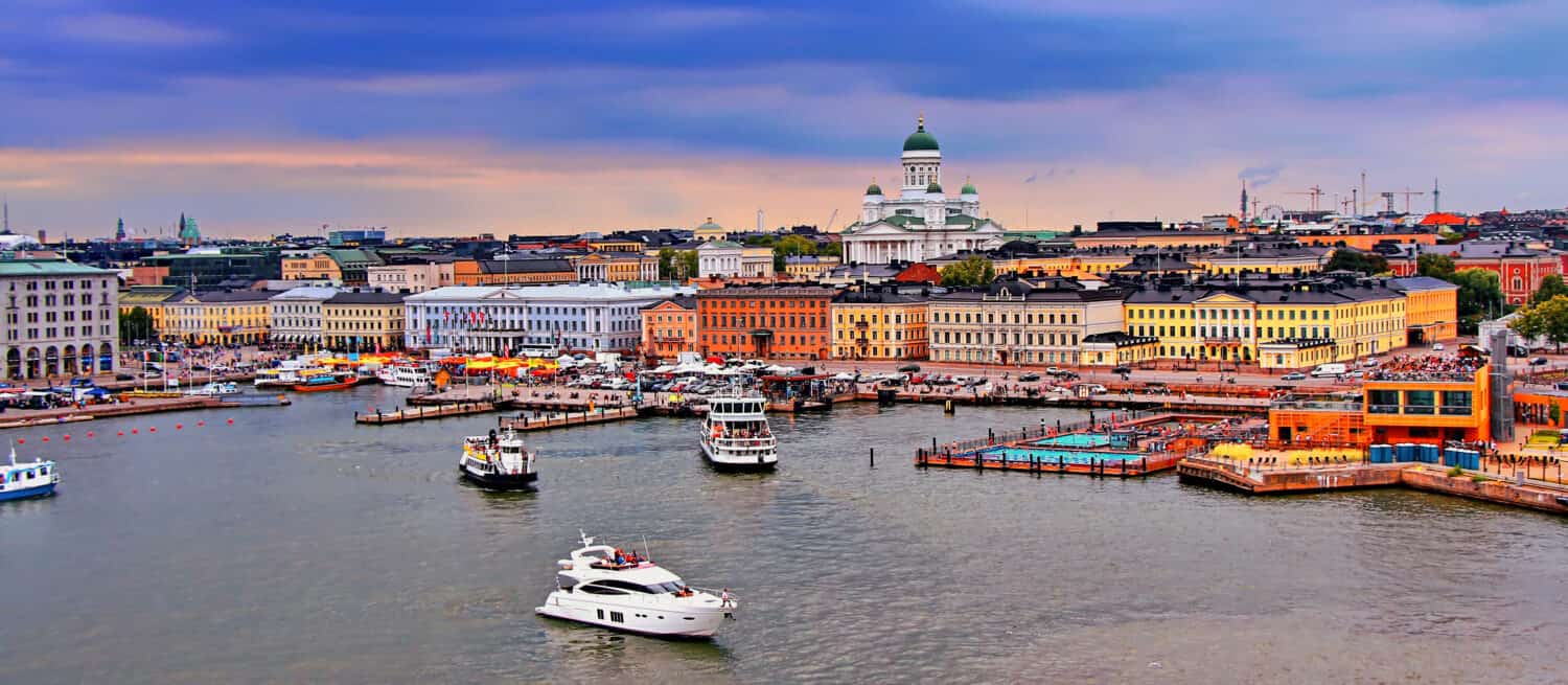 Paesaggio urbano di Helsinki con la Cattedrale di Helsinki, il Porto Sud e la Piazza del mercato Kauppatori, Finlandia