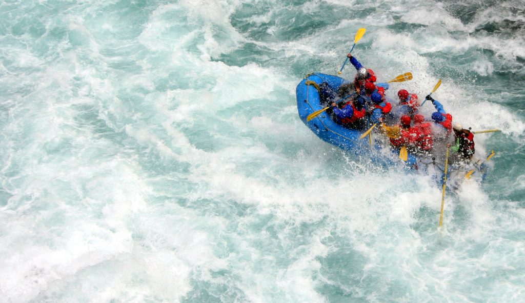 Persone in un rafting sul fiume in gommone blu