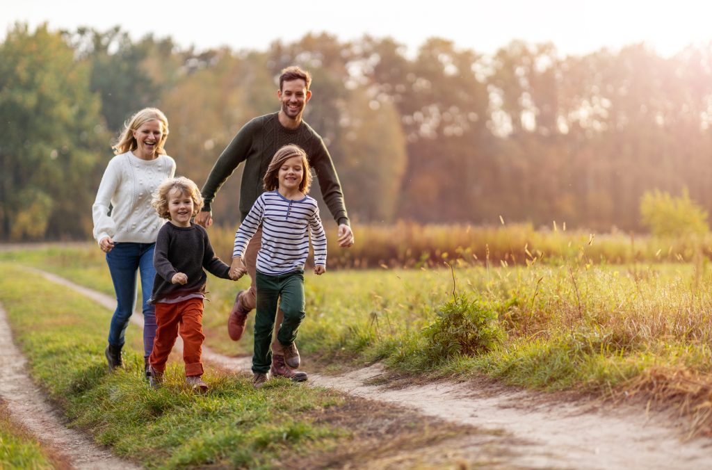 Giovane famiglia che si diverte all'aria aperta