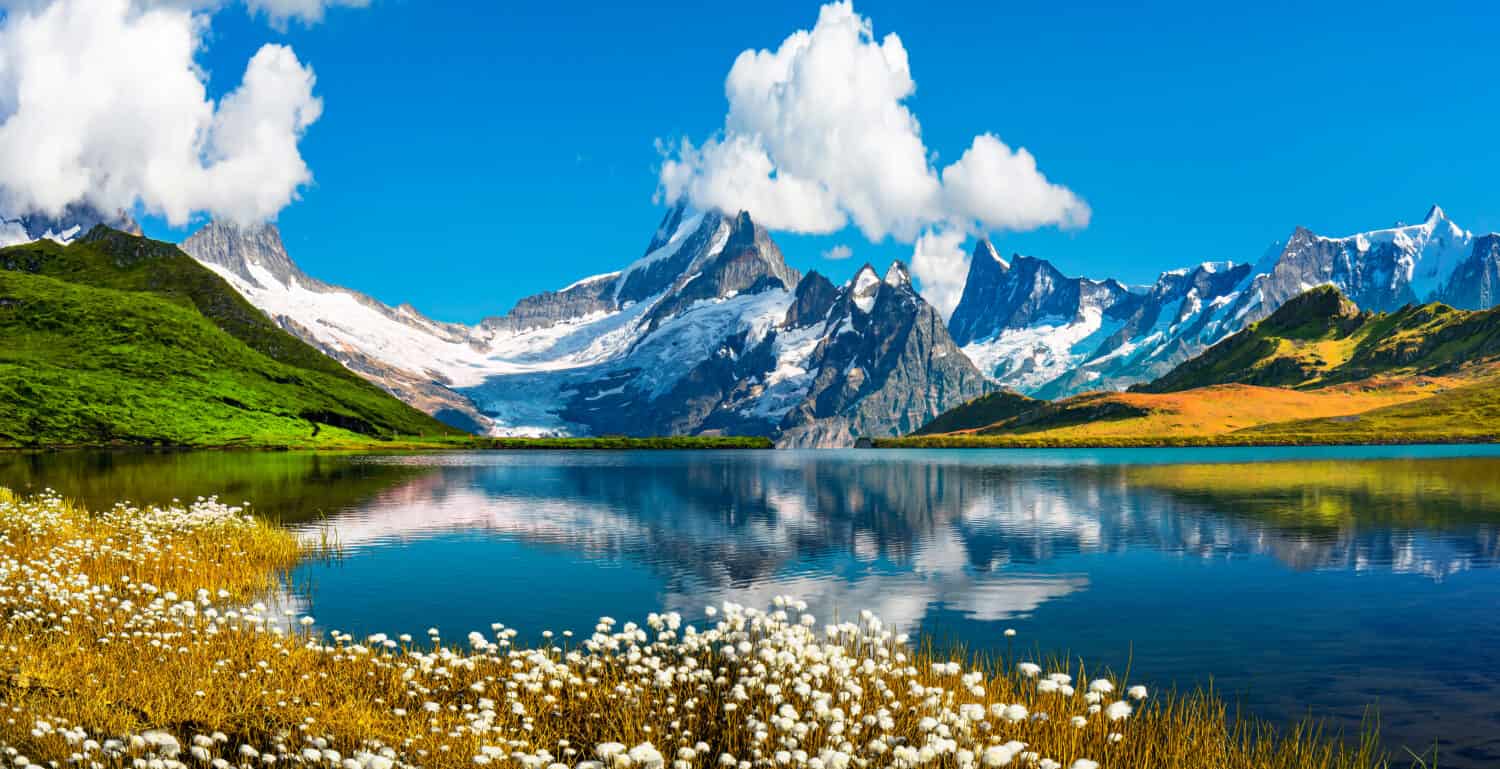 Vista dell'alba sulla catena montuosa del Bernese sopra il lago Bachalpsee.  Picchi Eiger, Jungfrau, Faulhorn in famosa località nelle Alpi svizzere, valle di Grindelwald