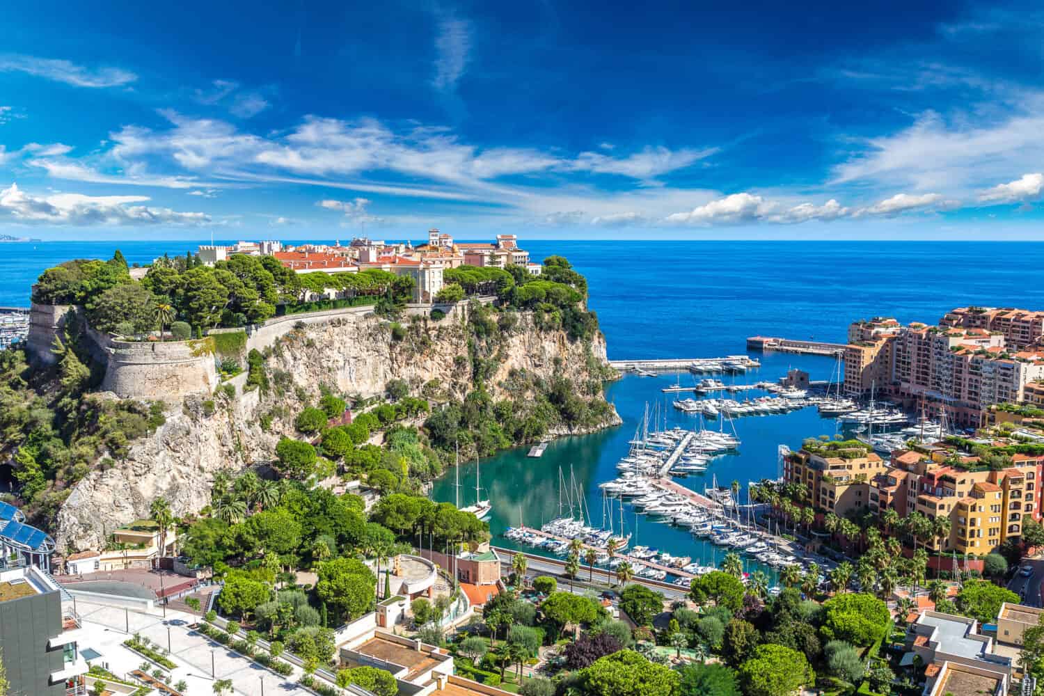 Vista panoramica del Palazzo del Principe a Monte Carlo in una giornata estiva, Monaco