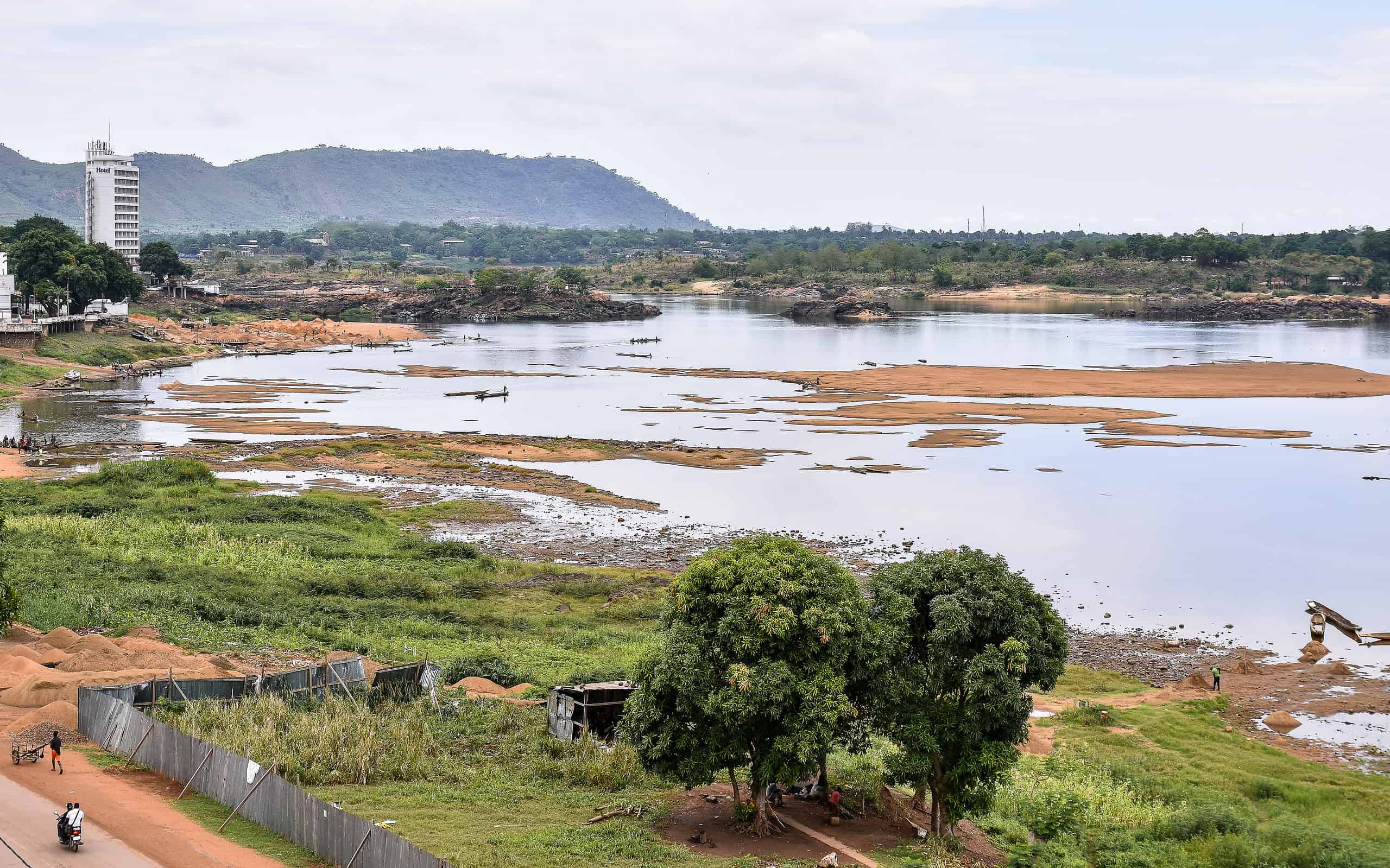 Vista del fiume Oubangui durante la stagione secca a Bangui, Repubblica Centrafricana