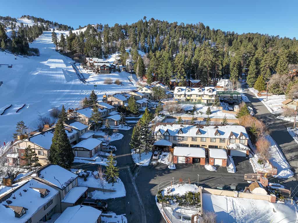 Veduta aerea del Big Bear Lake Village con neve, California del Sud, Stati Uniti