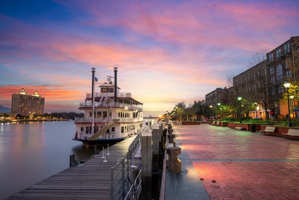 Savannah, Georgia, Stati Uniti sul lungofiume all'alba.