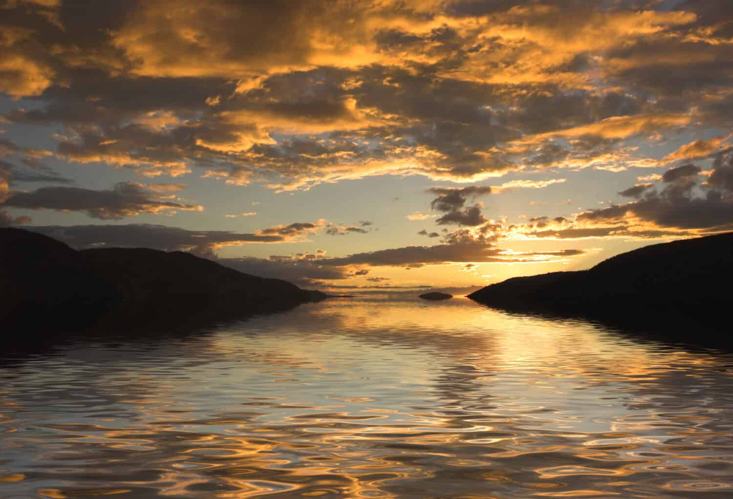 Bellissimo tramonto dorato sul fiume Saguenay, Quebec, Canada