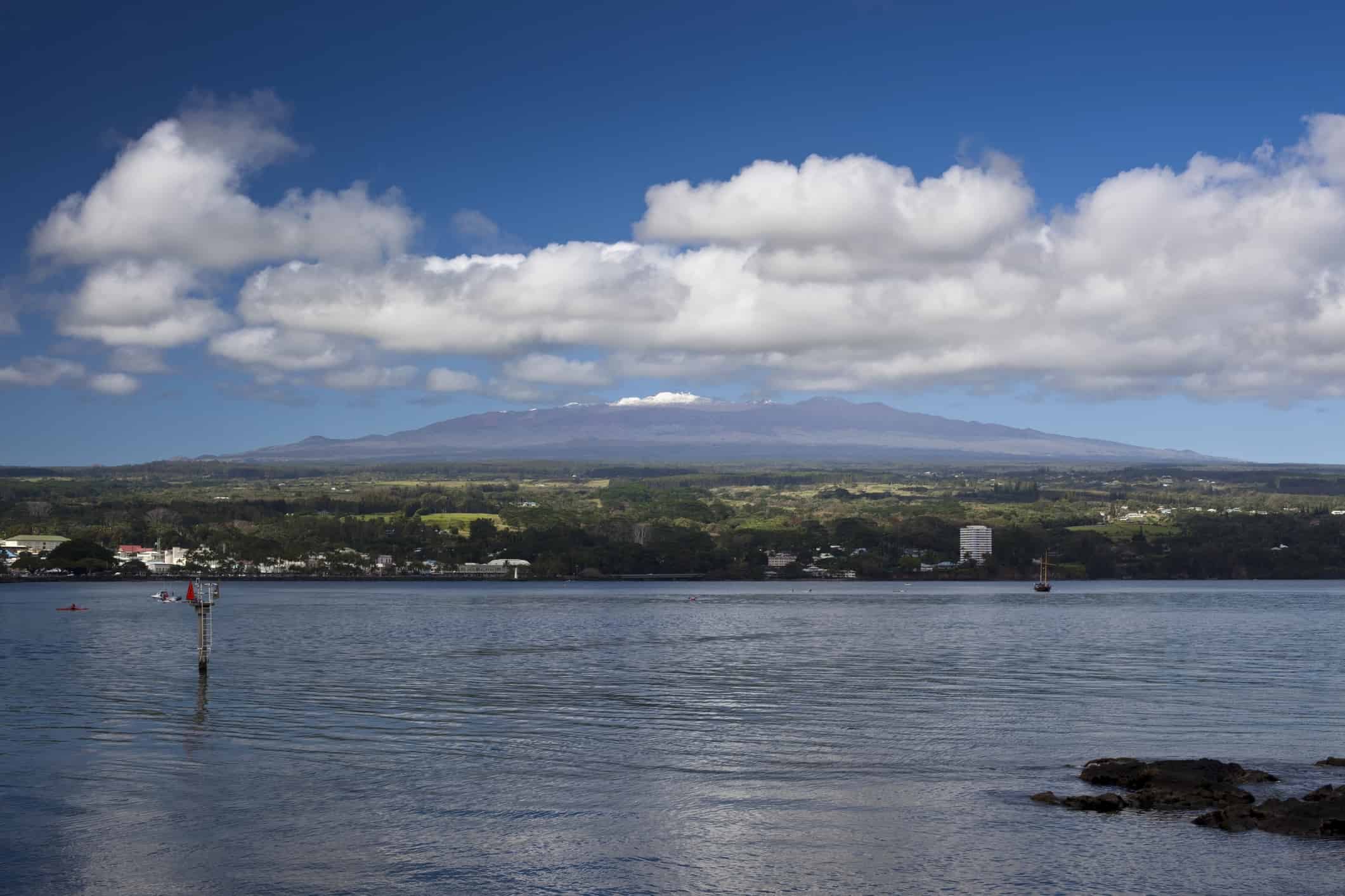Hilo Bayfront con Mauna Kea innevato alle Hawaii