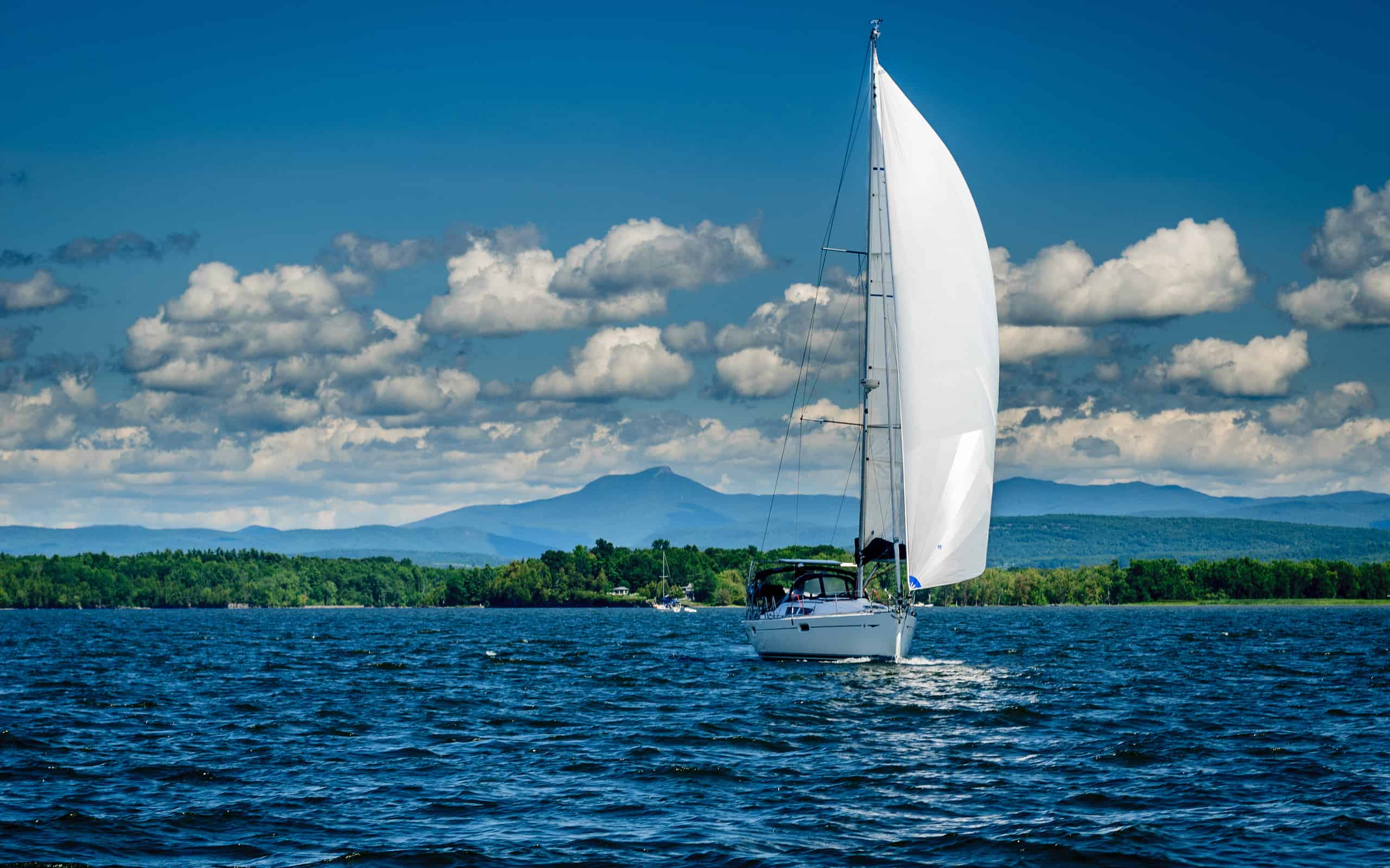 Barca a vela sul lago Champlain