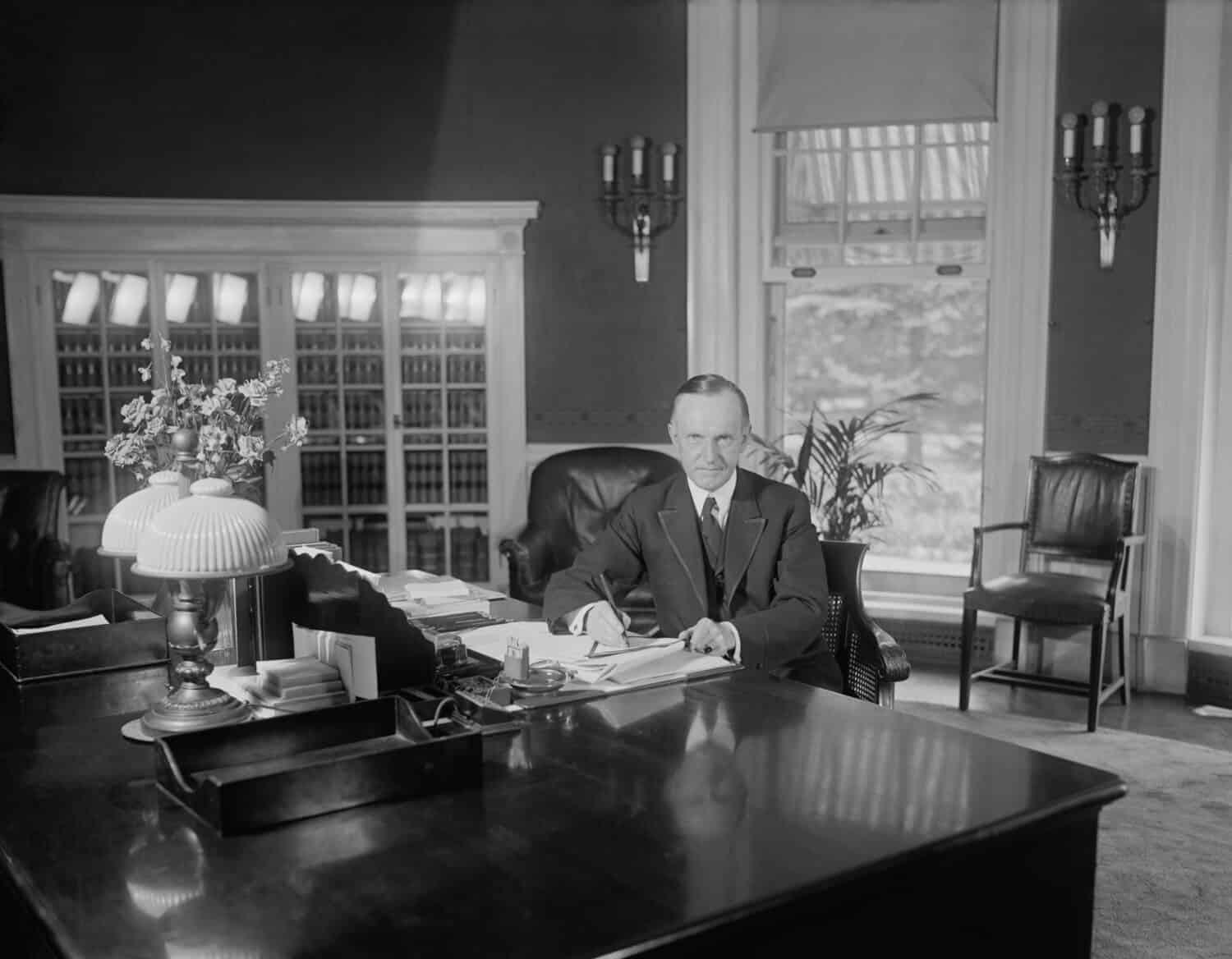 Il presidente Calvin Coolidge alla stessa scrivania usata da Harding nello Studio Ovale.  La foto fu pubblicata il 14 agosto 1923, meno di due settimane dopo la morte di Warren Harding.  Florence Harding era sconvolta