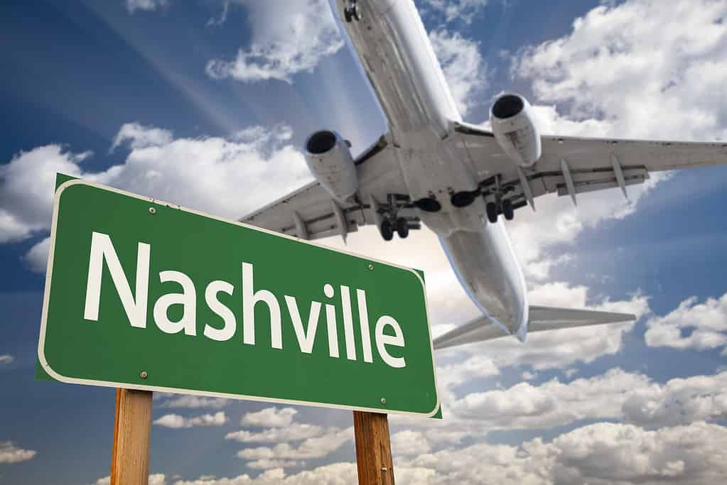 Segnale stradale verde di Nashville e aeroplano qui sopra